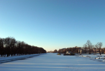 Exif_JPEG_PICTUREWinter park. Clear winter day in the park. Trees in bright sunlight. Beautiful shadows on the snow. Street cafe in the winter park.