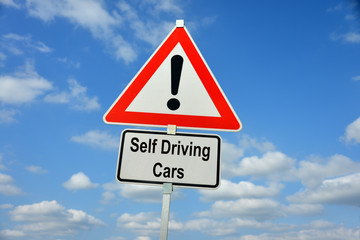 Self Driving Cars, Fahrerlose Autos, Autonomes Fahren, Straßenverkehr, Autofahren, Autopilot, Assistenzsystem, Einparkhilfe, Mobilität, Tempomat, Schild, Achtung, Warnung, symbolisch, Automobil