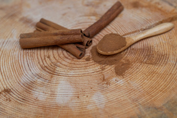 innamon sticks and cinnamon powder on spoon close up