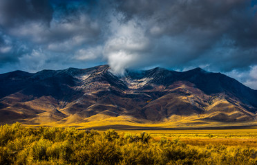 Fototapeta premium Thick clouds over Ruby Mountains nevada