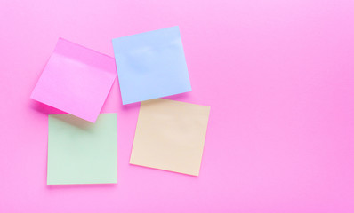Obraz na płótnie Canvas Adhesive note post four leaf on a pink background