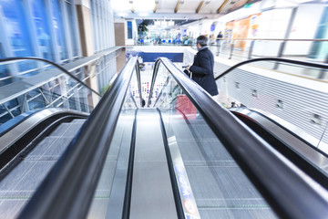 Rolltreppe in einem Flughafengebäude