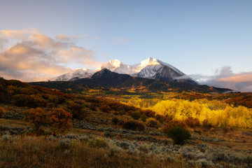 Fototapeta na wymiar Twin peaks mountain, Mount Sopris and Elk