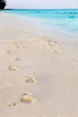Crédence de cuisine en verre imprimé Plage de Seven Mile, Grand Cayman Footprints in early morning light on Seven Mile Beach, Cayman Islands