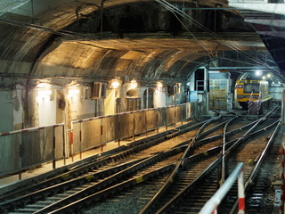 Obraz premium Subway waiting for departure inside tunnel