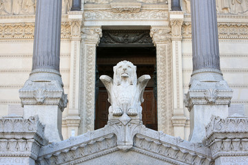 Le Lion de Juda monte la garde devant l'entrée de la crypte. Basilique Notre-Dame de Fourvière. Lyon. / The Lion of Judah. Basilica of Our Lady of Fourvière. Lyon.