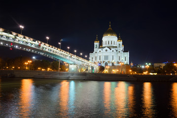 Fototapeta na wymiar View of Christ the Savior and Patriarshy Bridge on September night. Moscow