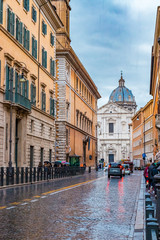 Obraz premium Wąska brukowana uliczka w Centro Storico w Rzymie we Włoszech