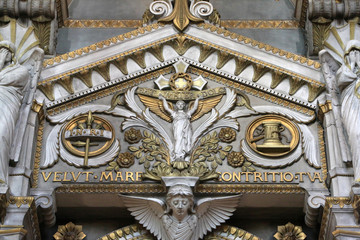 Ange supportant une croix. Basilique Notre-Dame de Fourvière. Lyon. / 
