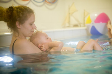 beim Rückenschwimmen