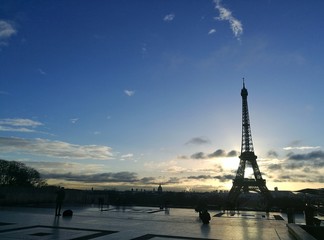 Fototapeta na wymiar PARIS, FRANCE - JANUARY 13, 2017 : sunrise on Place du Trocadero with Eiffel tower on background.