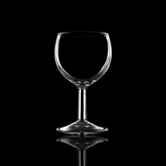 kielich na czarnym tle