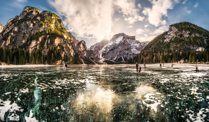Panoramica Lago di Braies ghiacciato © tuniz