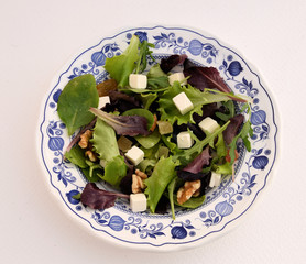 Ensalada.
Exquisito plato de ensalada con condimentos.
