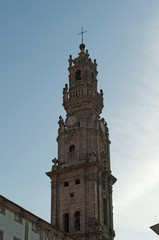 Fototapeta na wymiar Porto, 27/03/2012: vista della Torre dos Clerigos, la Torre dei Chierici, una torre di pietra in stile barocco costruita tra il 1754 e il 1763