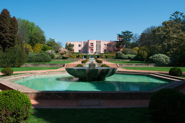 Porto, 27/03/2012: la Fondazione Serralves, una delle più importanti istituzioni culturali del Portogallo col suo Museo d'arte contemporanea, esempio di Modernismo e Art Deco © Naeblys