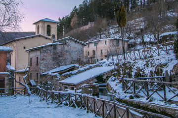 Borgo medievale di Rasiglia con la neve in Umbria