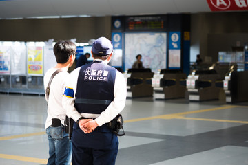 Man asking police man for information.