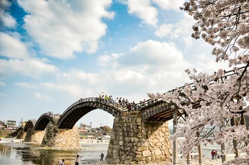 Deurstickers Kintai Brug Kersenbloesems en Kintai-brug in Iwakuni, Yamaguchi, Japan