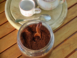 contenitore in vetro con caffè macinato