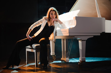 Fototapeta na wymiar the woman with the white piano