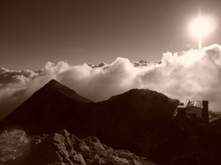 Tramonto sopra le nuvole dalla cima delle Piccole Dolomiti