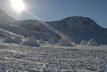 Villaggio Igloo di mattoni di neve, Passo del sempione, Alpi Svizzera