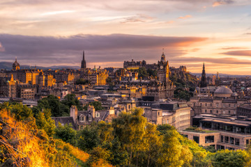 Historisches Stadtzentrum von Edinburgh bei Sonnenuntergang