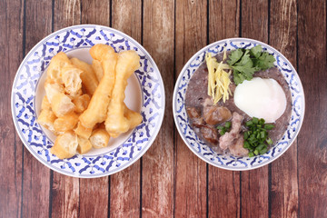 Red brown rice , porridge with mined pork and chicken lever .