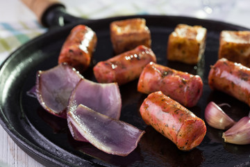 Linguiça artesanal, alho, cebola e queijo coalho na chapa