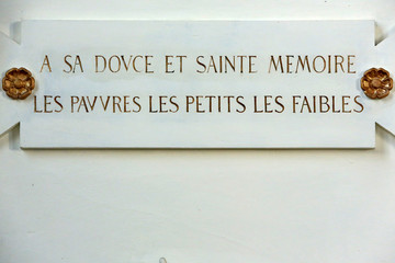 "A sa douce et sainte mémoire, les pauvres, les petits, les faibles." Eglise Saint-Georges de Lyon. / Church of St. George. Lyon.