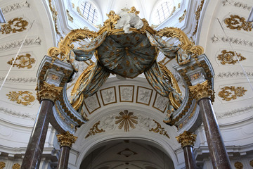 Le baldaquin réalisé par Servandoni au XVIII ème siècle au-dessus de l'autel central. 1738. Eglise Saint-Bruno-les-Chartreux. Lyon. / St. Bruno les Chartreux's church. Lyon. © lemélangedesgenres