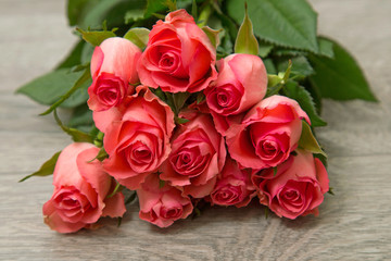 Rosen auf Holzhintergrund