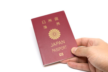 日本のパスポートを手に持つ