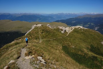 Fototapeta na wymiar Wanderung Mastle Alm und Abstieg Richtung Villnöss Tal