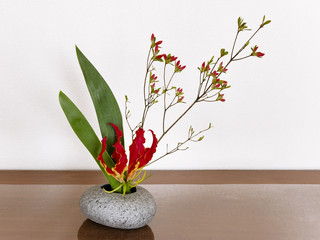 Ikebana auf dem Tisch