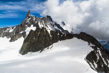 Fototapeta na wymiar snowcaps on mont blanc glacier