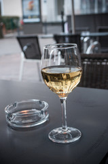 verre de vin blanc en terrasse