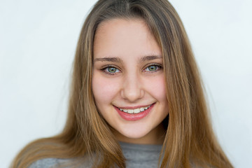 Naklejka premium Teenager girl posing on white background isolated