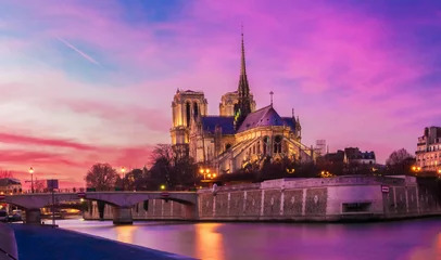 Fotobehang Paars De Notre Dame-kathedraal bij nacht, Parijs, Frankrijk.