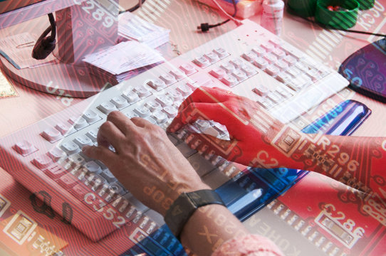 Tastaturarbeit mit Schaltplan