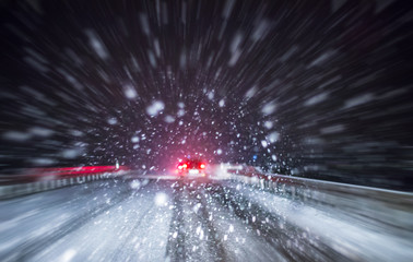 ein Schneesturm behindert den Strassenverkehr in der Nacht
