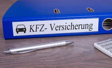 KFZ Versicherung Ordner im Büro mit Kugelschreiber und Taschenrechner