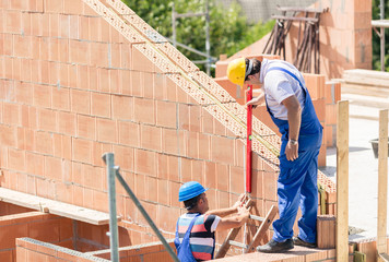 Bauarbeiter bauen Haus auf Baustelle