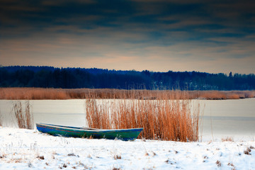 Łódka Nad Brzegiem Zimowego Jeziora © Wojciech Lisiński
