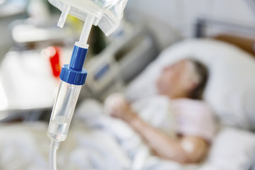 Seniorin liegt im Krankenhaus am Tropf