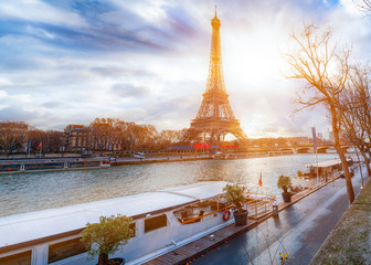 Eiffel Tower an der Seine