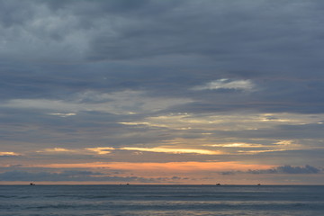 Naklejka premium Sol poente tempestade