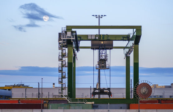 Kran f&uuml;r Container auf einem Bahnhof