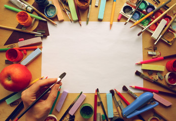 Канцелярские принадлежности и рука художника